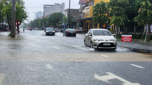 Nhiều tuyến đường ở TP.Hà Tĩnh ngập sâu do mưa lớn