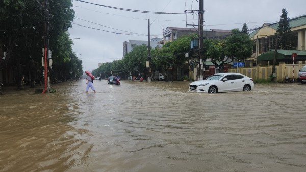 Nhiều tuyến đường ở TP.Hà Tĩnh ngập sâu do mưa lớn