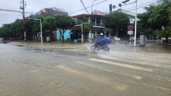 Nhiều tuyến đường ở TP.Hà Tĩnh ngập sâu do mưa lớn