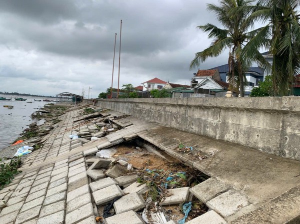 Nhiều tuyến kè chắn sóng hư hỏng nghiêm trọng sau bão số 5 Nhiều tuyến kè chắn sóng hư hỏng nghiêm trọng sau bão số 5