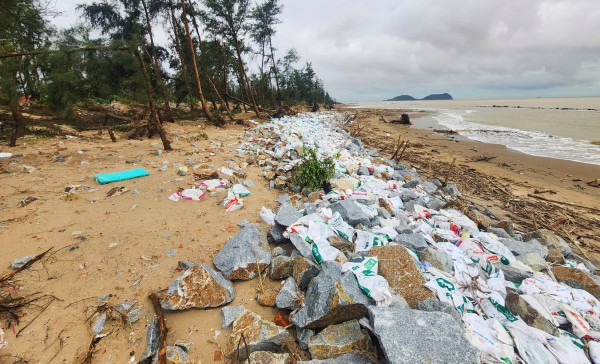 Nhiều tuyến kè chắn sóng hư hỏng nghiêm trọng sau bão số 5 Nhiều tuyến kè chắn sóng hư hỏng nghiêm trọng sau bão số 5