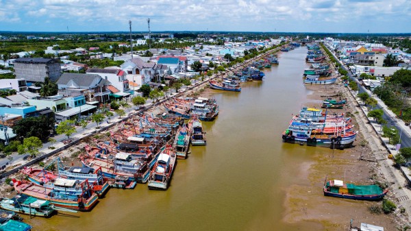 Nhịp sống ở cảng cá Trần Đề: Người bốc xếp, vá lưới tất bật theo mùa cá
