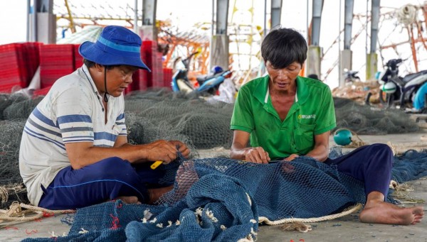 Nhịp sống ở cảng cá Trần Đề: Người bốc xếp, vá lưới tất bật theo mùa cá