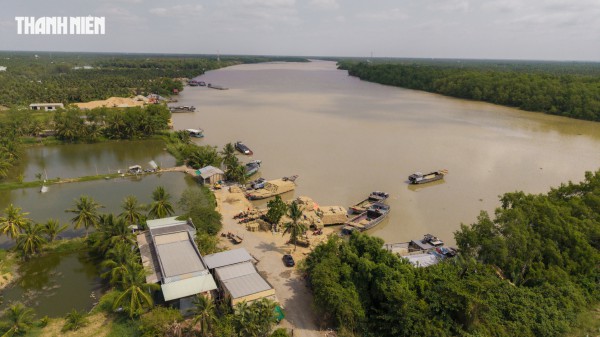 Nhộn nhịp chợ rơm cuộn Ba Lai: Nụ cười xua tan cái mệt dưới nắng hè