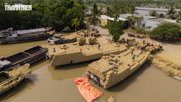 Nhộn nhịp chợ rơm cuộn Ba Lai: Nụ cười xua tan cái mệt dưới nắng hè