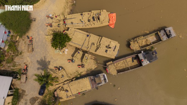 Nhộn nhịp chợ rơm cuộn Ba Lai: Nụ cười xua tan cái mệt dưới nắng hè