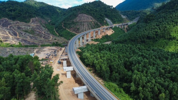 Những cây cầu vượt núi mở rộng cao tốc La Sơn - Hòa Liên Những cây cầu vượt núi mở rộng cao tốc La Sơn - Hòa Liên