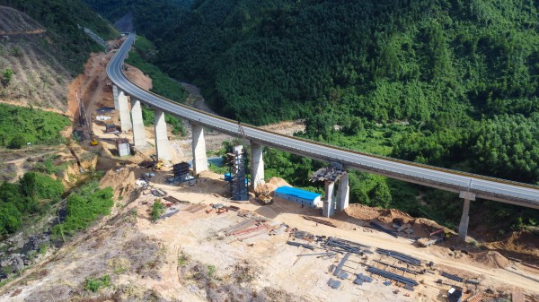 Những cây cầu vượt núi mở rộng cao tốc La Sơn - Hòa Liên Những cây cầu vượt núi mở rộng cao tốc La Sơn - Hòa Liên