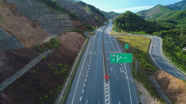 Những cây cầu vượt núi mở rộng cao tốc La Sơn - Hòa Liên Những cây cầu vượt núi mở rộng cao tốc La Sơn - Hòa Liên