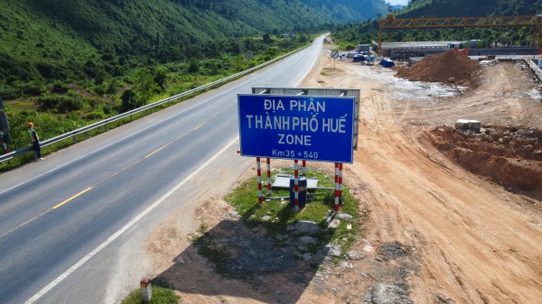 Những cây cầu vượt núi mở rộng cao tốc La Sơn - Hòa Liên Những cây cầu vượt núi mở rộng cao tốc La Sơn - Hòa Liên