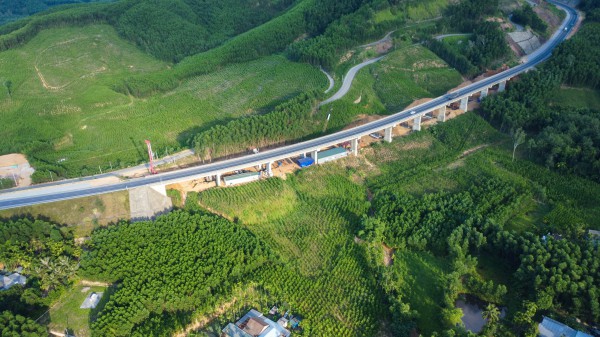 Những cây cầu vượt núi mở rộng cao tốc La Sơn - Hòa Liên Những cây cầu vượt núi mở rộng cao tốc La Sơn - Hòa Liên