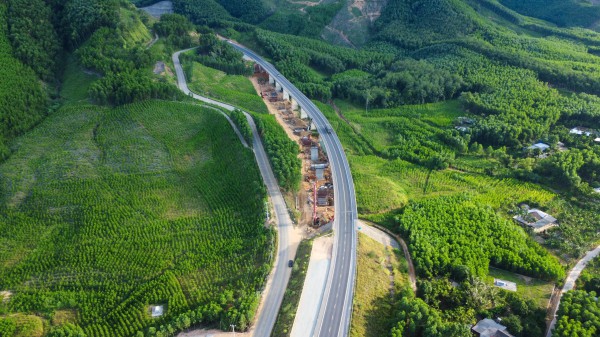 Những cây cầu vượt núi mở rộng cao tốc La Sơn - Hòa Liên Những cây cầu vượt núi mở rộng cao tốc La Sơn - Hòa Liên