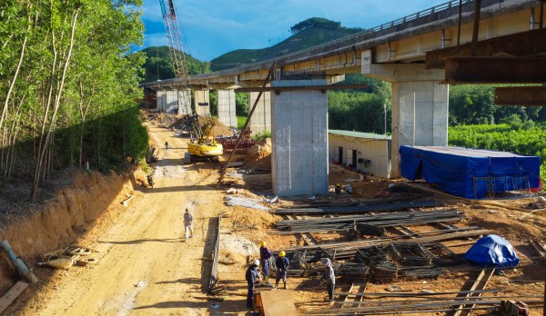 Những cây cầu vượt núi mở rộng cao tốc La Sơn - Hòa Liên Những cây cầu vượt núi mở rộng cao tốc La Sơn - Hòa Liên