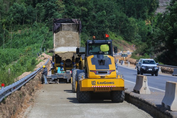 Những cây cầu vượt núi mở rộng cao tốc La Sơn - Hòa Liên Những cây cầu vượt núi mở rộng cao tốc La Sơn - Hòa Liên