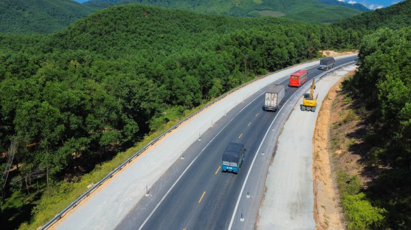 Những cây cầu vượt núi mở rộng cao tốc La Sơn - Hòa Liên Những cây cầu vượt núi mở rộng cao tốc La Sơn - Hòa Liên