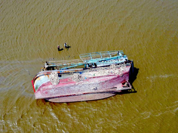 Những con tàu 'gãy cánh' sau bão Kalmaegi