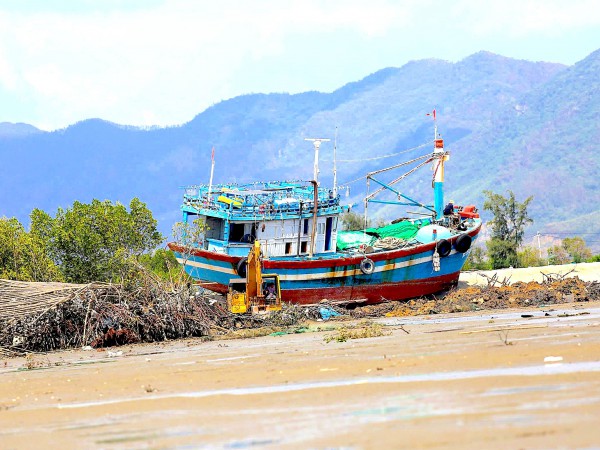 Những con tàu 'gãy cánh' sau bão Kalmaegi