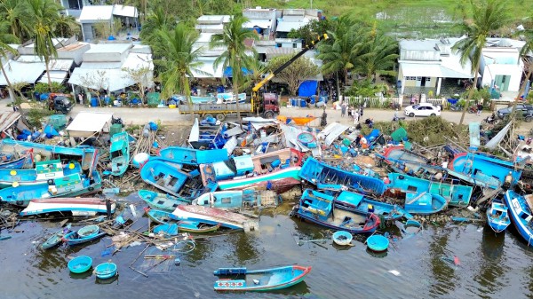 Những con tàu 'gãy cánh' sau bão Kalmaegi
