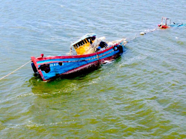 Những con tàu 'gãy cánh' sau bão Kalmaegi