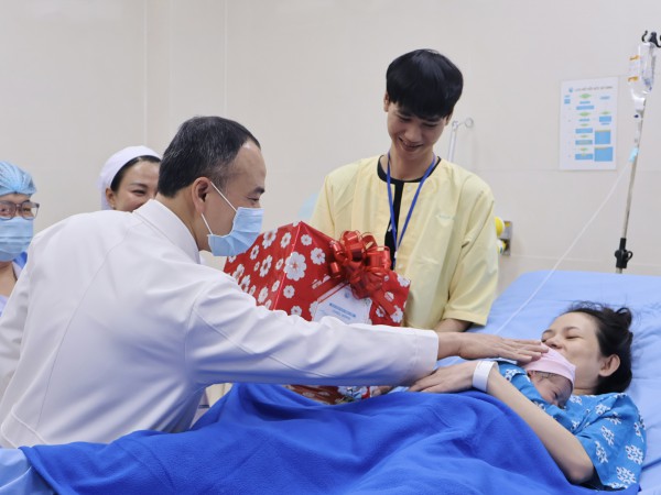 Những em bé ‘0 giờ’ chào đón năm mới 2026, mong thành nhân tài