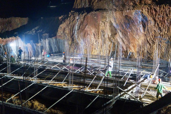 Những người lính 'ăn nắng, ngủ gió' xây ước mơ cho buôn làng trên dãy Trường Sơn
