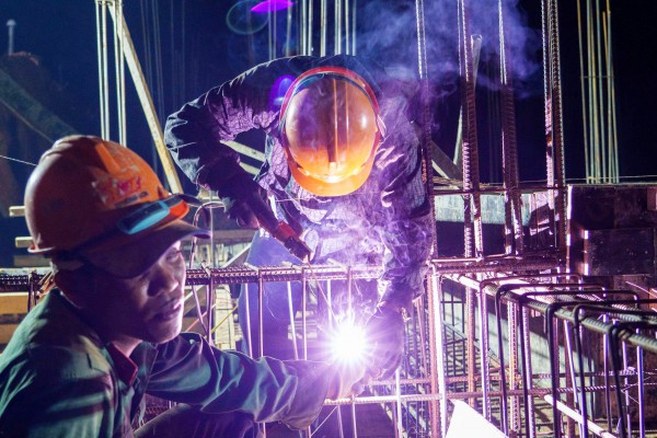 Những người lính 'ăn nắng, ngủ gió' xây ước mơ cho buôn làng trên dãy Trường Sơn