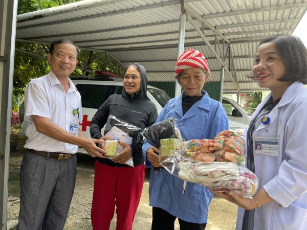 Nồi cháo tình thương và gian hàng 0 đồng ở Sơn Tây