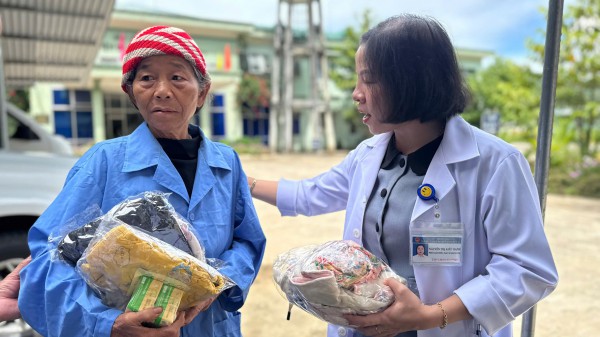 Nồi cháo tình thương và gian hàng 0 đồng ở Sơn Tây