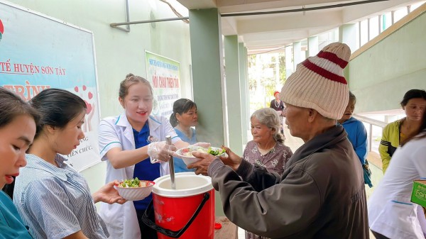 Nồi cháo tình thương và gian hàng 0 đồng ở Sơn Tây