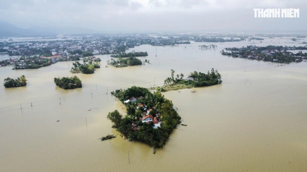 Nơi trũng nhất rốn lũ Hòa Xuân: Thôn xóm tan hoang, nhiều nhà còn đang ngập Nơi trũng nhất rốn lũ Hòa Xuân: Thôn xóm tan hoang, nhiều nhà còn đang ngập