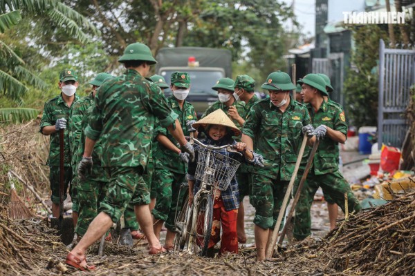 Nơi trũng nhất rốn lũ Hòa Xuân: Thôn xóm tan hoang, nhiều nhà còn đang ngập Nơi trũng nhất rốn lũ Hòa Xuân: Thôn xóm tan hoang, nhiều nhà còn đang ngập