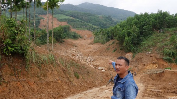 Nơm nớp nỗi lo sạt lở núi