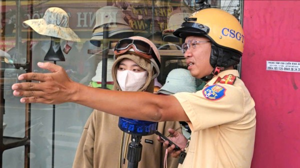 Nộp phạt giao thông qua QR tại chỗ, người dân TP.HCM khen tiện lợi Nộp phạt giao thông qua QR tại chỗ, người dân TP.HCM khen tiện lợi