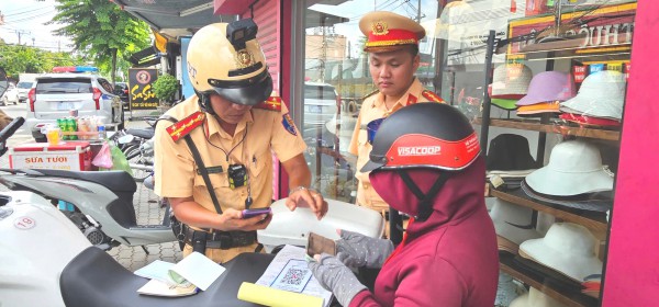 Nộp phạt giao thông qua QR tại chỗ, người dân TP.HCM khen tiện lợi Nộp phạt giao thông qua QR tại chỗ, người dân TP.HCM khen tiện lợi