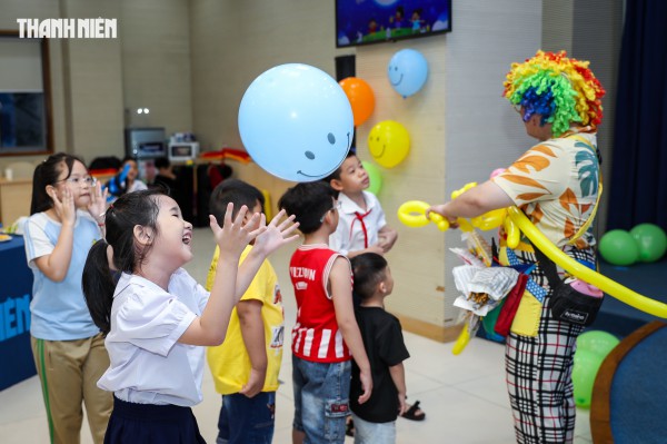 Nụ cười trẻ thơ sáng bừng đêm hội Trung thu ở tòa soạn Báo Thanh Niên