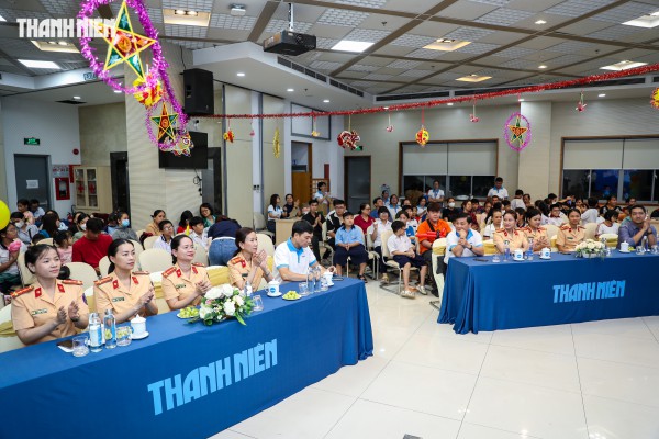 Nụ cười trẻ thơ sáng bừng đêm hội Trung thu ở tòa soạn Báo Thanh Niên