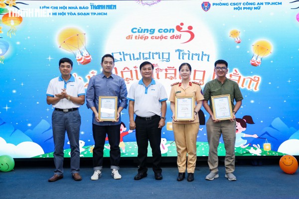 Nụ cười trẻ thơ sáng bừng đêm hội Trung thu ở tòa soạn Báo Thanh Niên