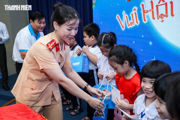 Nụ cười trẻ thơ sáng bừng đêm hội Trung thu ở tòa soạn Báo Thanh Niên