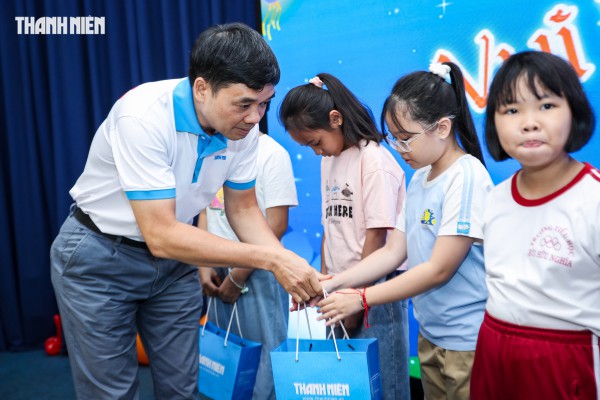 Nụ cười trẻ thơ sáng bừng đêm hội Trung thu ở tòa soạn Báo Thanh Niên