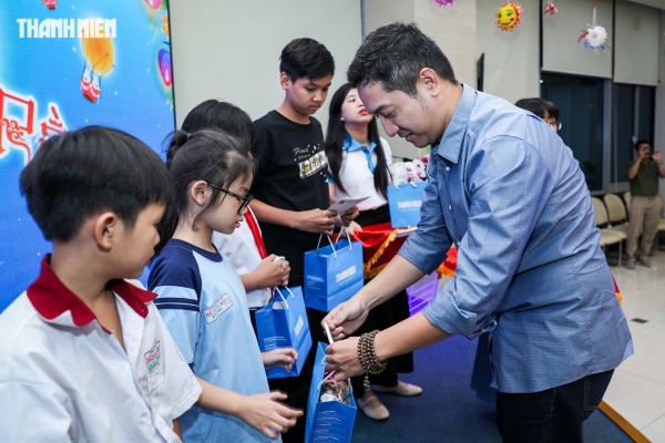 Nụ cười trẻ thơ sáng bừng đêm hội Trung thu ở tòa soạn Báo Thanh Niên