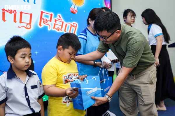 Nụ cười trẻ thơ sáng bừng đêm hội Trung thu ở tòa soạn Báo Thanh Niên