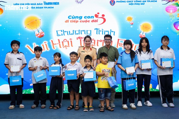 Nụ cười trẻ thơ sáng bừng đêm hội Trung thu ở tòa soạn Báo Thanh Niên