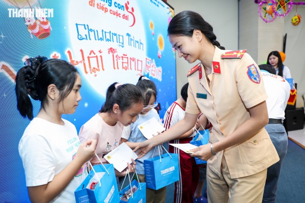 Nụ cười trẻ thơ sáng bừng đêm hội Trung thu ở tòa soạn Báo Thanh Niên