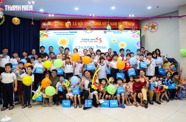 Nụ cười trẻ thơ sáng bừng đêm hội Trung thu ở tòa soạn Báo Thanh Niên