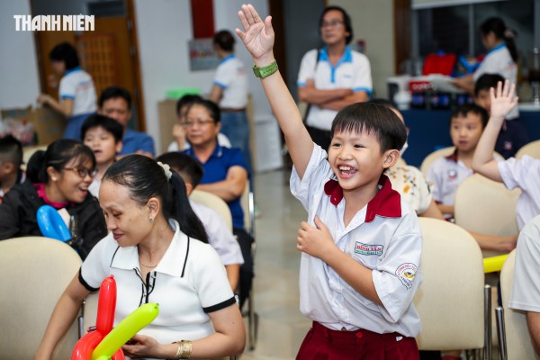 Nụ cười trẻ thơ sáng bừng đêm hội Trung thu ở tòa soạn Báo Thanh Niên