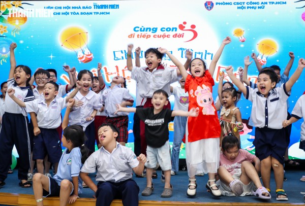 Nụ cười trẻ thơ sáng bừng đêm hội Trung thu ở tòa soạn Báo Thanh Niên