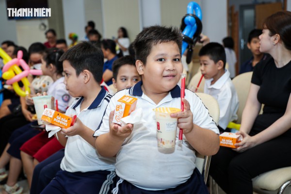 Nụ cười trẻ thơ sáng bừng đêm hội Trung thu ở tòa soạn Báo Thanh Niên