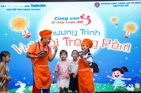 Nụ cười trẻ thơ sáng bừng đêm hội Trung thu ở tòa soạn Báo Thanh Niên