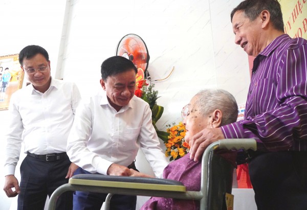 Nữ đảng viên 96 tuổi ở Đà Nẵng nhận Huy hiệu 80 năm tuổi Đảng