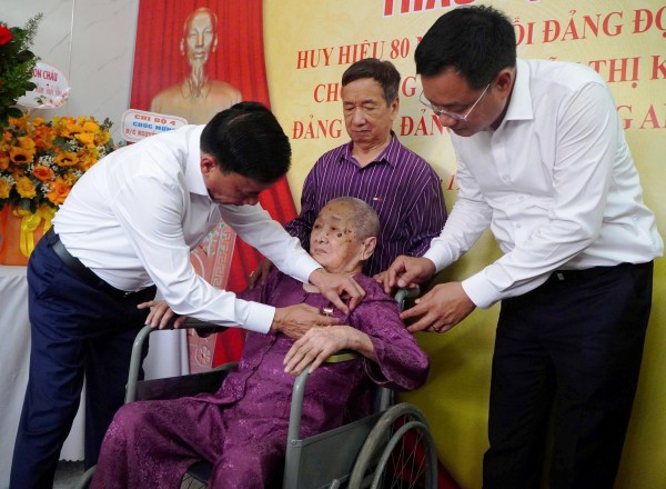 Nữ đảng viên 96 tuổi ở Đà Nẵng nhận Huy hiệu 80 năm tuổi Đảng